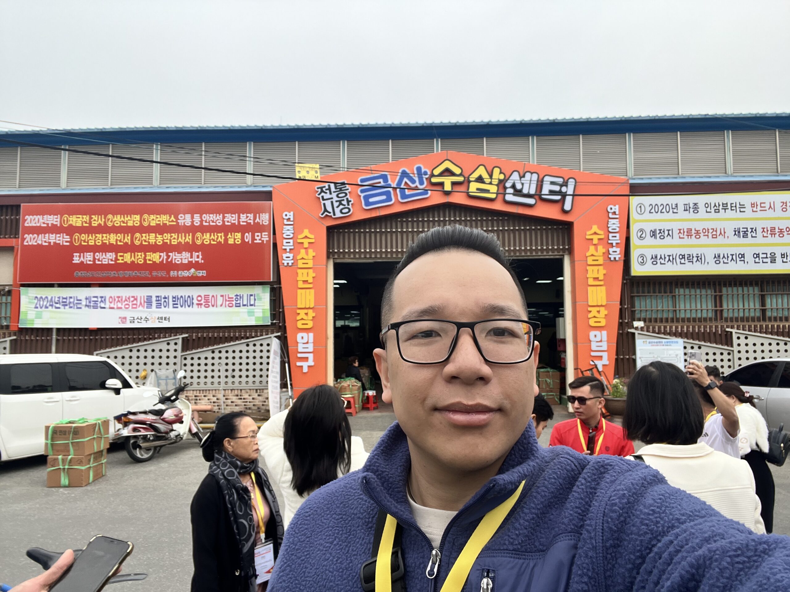 Ông Võ Trung Hiếu tại chợ Sâm Geumsam Hàn Quốc